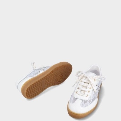 Sapatilhas brancas com sola castanha clara e detalhes cinzentos