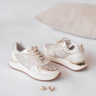 Sapatilhas bege e dourado com padrão zebrado e detalhes dourados