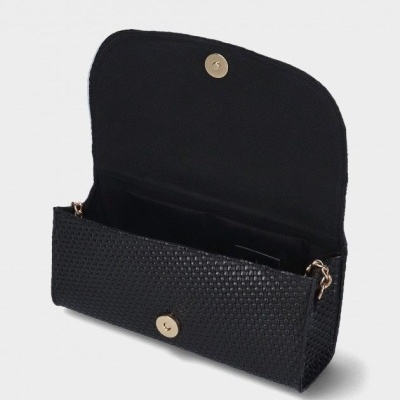 Carteira preta com textura tipo escamas e fecho dourado aberta