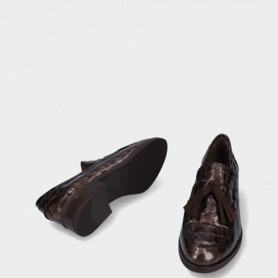 Par de sapatos tipo mocassim castanhos com textura de pele de crocodilo e franjas