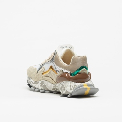 Ténis multicolor com sola cinza e detalhes amarelos