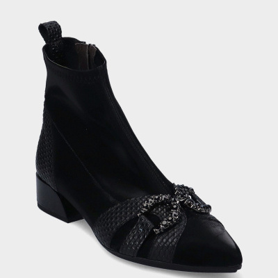 Botim preto com textura de escamas e fivela decorativa preta