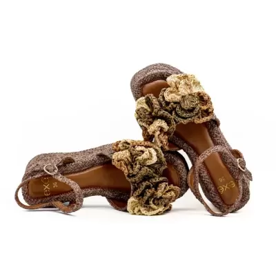 Sandálias femininas em tons castanhos com flores de croché e tiras trançadas
