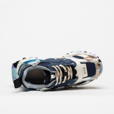 Ténis desportivo multicolorido com estampado de cobra e atacadores bege