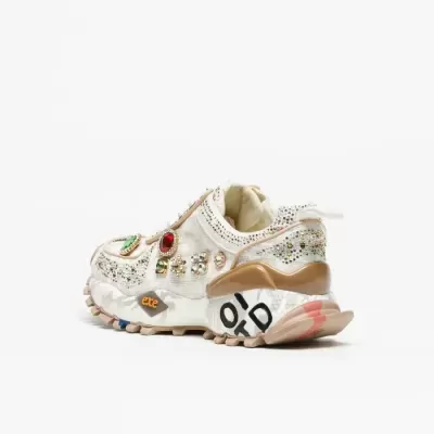 Tênis branco com pedras decorativas e sola grossa multicolorida
