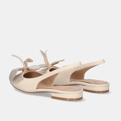 Sandálias femininas nude com detalhes cinza e salto baixo, fundo branco