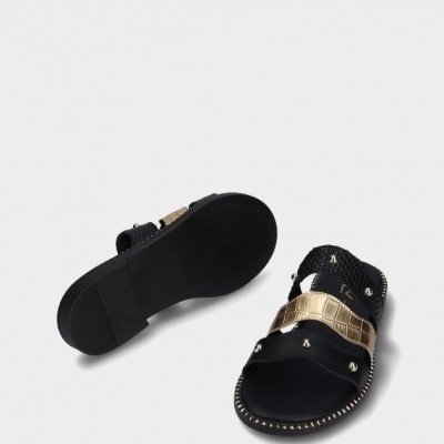 Sandálias femininas pretas com detalhes dourados e rebites prateados