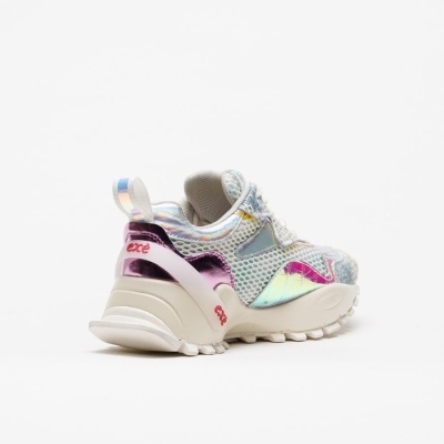 Ténis esportivos brancos com detalhes iridescentes e marca exé em vermelho