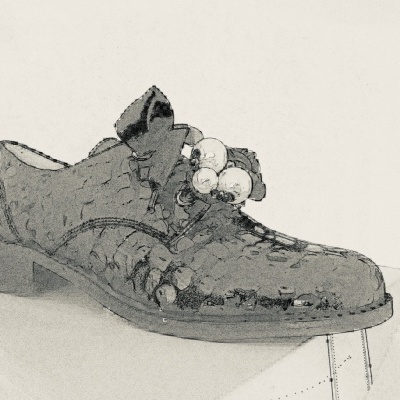 Sapato preto brilhante com textura e aplicação de flores e frutos