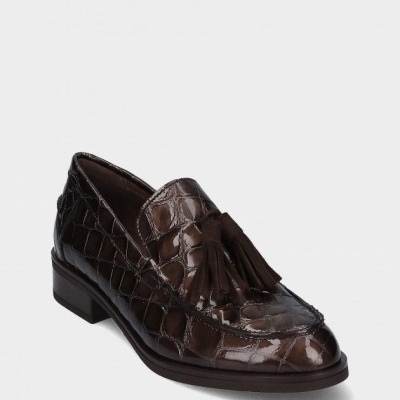 Sapato masculino mocassim castanho com padrão croco e tasséis