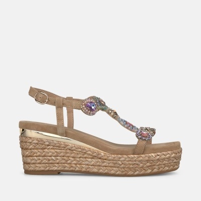 Sandália de cunha bege com salto de corda trançada e pedras coloridas nas tiras