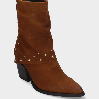 Bota de camurça castanha com tacão preto e tachas metálicas douradas.