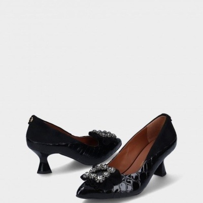 Sapatos pretos de salto médio com fivela decorativa brilhante