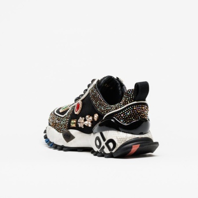 Tênis preto decorado com pedras coloridas e sola branca