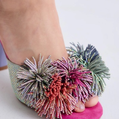 Sapato de salto alto rosa com franjas coloridas e brilhos