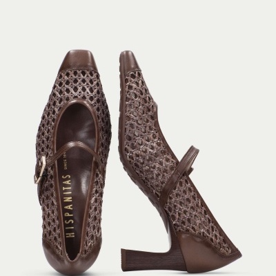 Sapatos femininos marrons com salto médio e padrão trançado