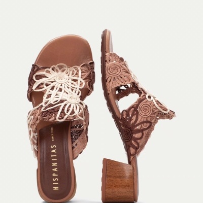 Sandálias femininas com salto em bloco e decoração floral entrelaçada em várias cores de castanho e bege.