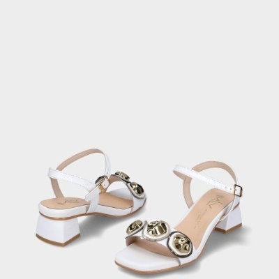 Sandálias brancas de salto baixo com detalhes metálicos dourados