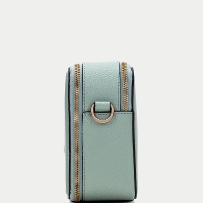 Mala pequena verde água vista de lado com fecho dourado e argola metálica