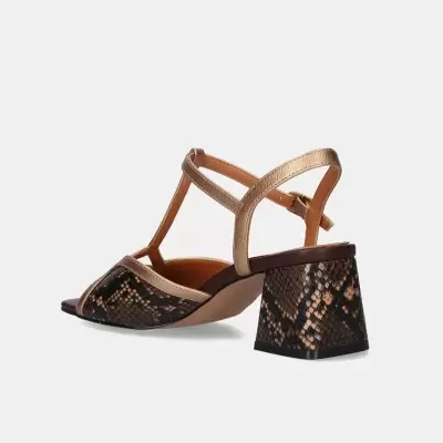 Sandália de salto médio com padrão snake e tiras douradas