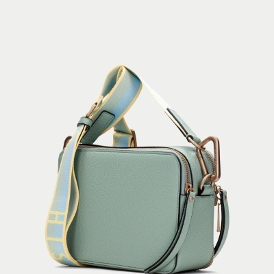 Mala verde água retangular com alça larga azul e amarela