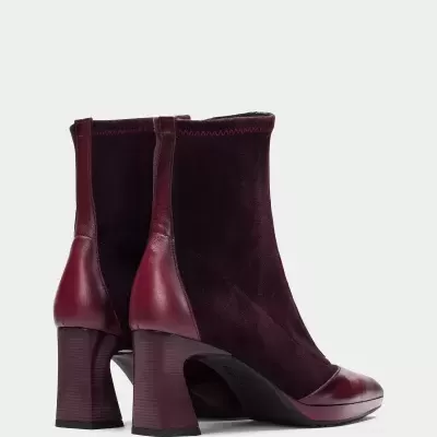 Botins bordeaux em camurça e pele com salto alto largo.