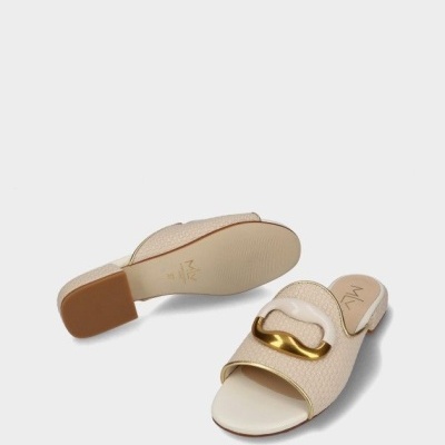 Chinelos de senhora creme com detalhe metálico dourado e sola com salto baixo