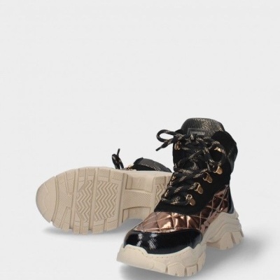 Bota desportiva preta e bronze com sola grossa creme