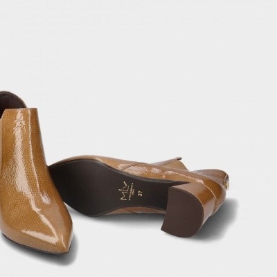 sapatos castanhos de salto médio com padrão texturizado