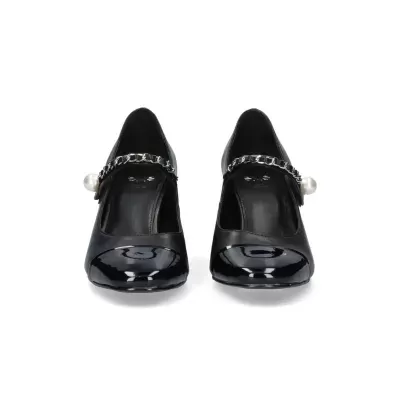 Sapatos pretos em verniz com tira em corrente prateada e pérola nas laterais