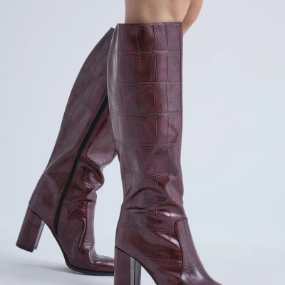 Botas femininas altas castanhas com padrão textura pele crocodilo e salto grosso.