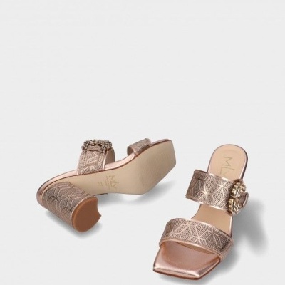 Sandálias femininas metálicas rosa ouro com salto médio e fivela decorativa