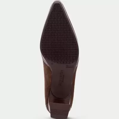 Sola inferior de sapato castanho com salto quadrado em fundo branco