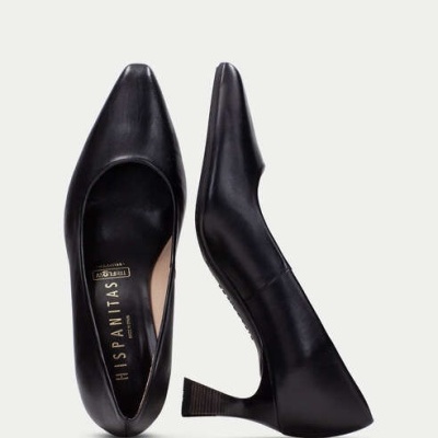 Sapatos de salto médio pretos em couro com etiqueta Hispanitas