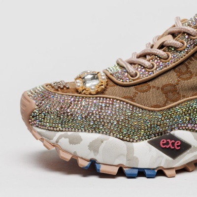 ténis brilhante castanho com atacadores rosa e detalhes dourados com pérolas