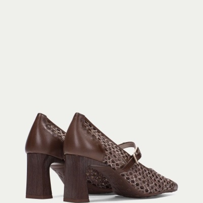 Sapatos de salto alto castanhos com malha trançada e salto largo em madeira