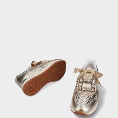 Sapatilhas douradas com textura metálica e aplicação de pedras decorativas