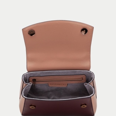 Bolsa de couro castanha com interior cinzento aberta mostrando compartimentos internos