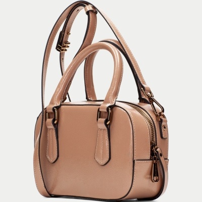 Mala de mão pequena bege com alça ajustável e fecho metálico