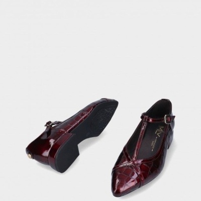Sapatos femininos de verniz bordeaux com padrão texturizado e salto baixo