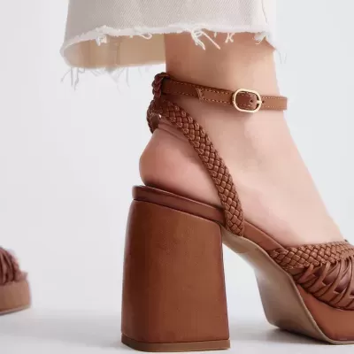 Sandália castanha de salto alto grosso com tira trançada e fivela no tornozelo