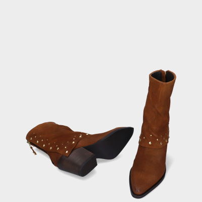 Botas castanhas de cano médio em camurça com tachas douradas e salto bloco