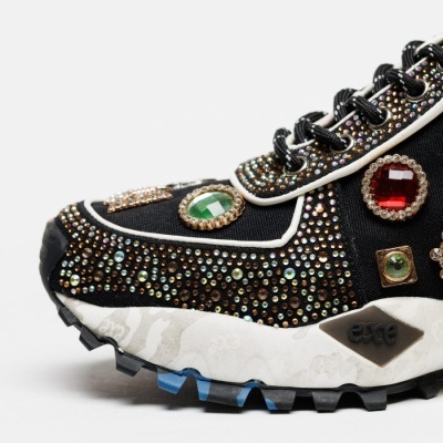 Ténis preto com pedras brilhantes e pedras coloridas embutidas.