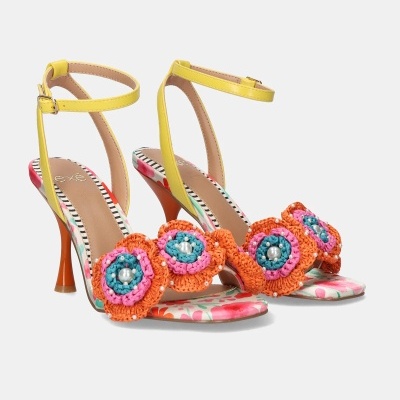 Sandálias femininas coloridas com franjas em croché e salto alto