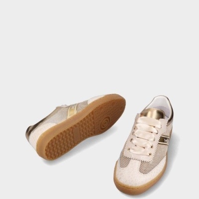 Par de sapatilhas creme e douradas com sola castanha em fundo branco