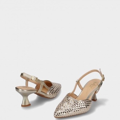 Sapatos de salto médio prateados com padrão trançado e tira ajustável