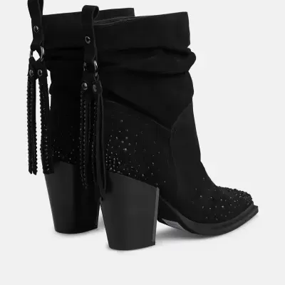 bota preta camurça com tachas e franjas no salto