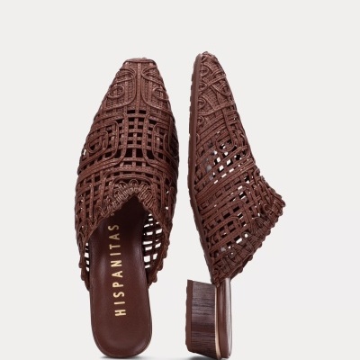 Sapatos mules castanhos trançados com salto quadrado e marca Hispanitas.