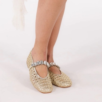 Sapatos dourados tipo bailarina com alça de pedras