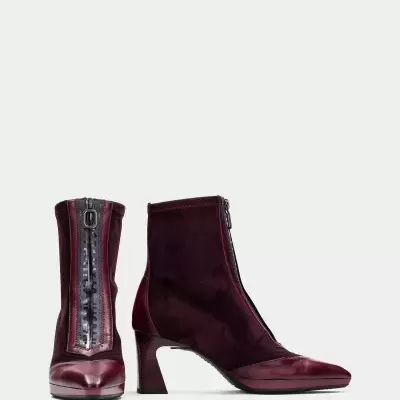 Botins femininos bordô em camurça e pele com fecho de correr frontal e salto quadrado médio.